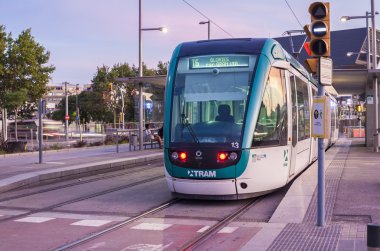 Barcelona tramvay alacakaranlıkta