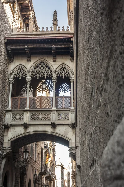 Ponte in via Bisbe a Barri Gotic al tramonto, Barcellona — Foto Stock