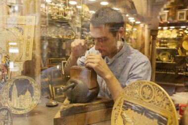 Goldsmith parçası damascening üzerinde çalışma 