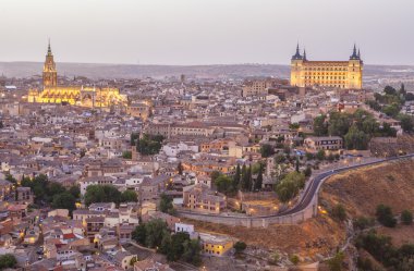 Eski kasaba cityscape alacakaranlıkta, Toledo, İspanya
