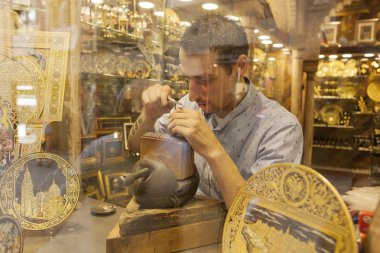 Goldsmith parçası damascening üzerinde çalışma 