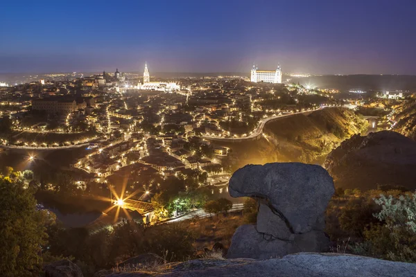 Stadsgezicht van oude stad van Toledo bij nacht, Spanje — Stockfoto