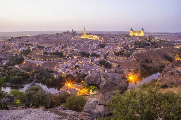 Oude stad stadsgezicht in schemerlicht, Toledo, Spanje — Stockfoto