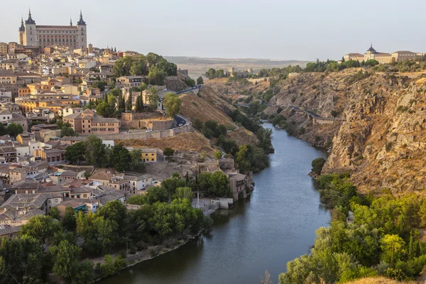 Cidade velha paisagem urbana ao pôr do sol, Toledo, Espanha — Fotografia de Stock