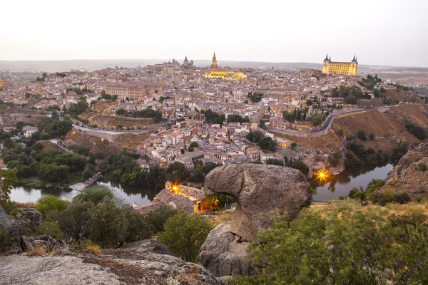 Oude stad stadsgezicht in schemerlicht, Toledo, Spanje — Stockfoto
