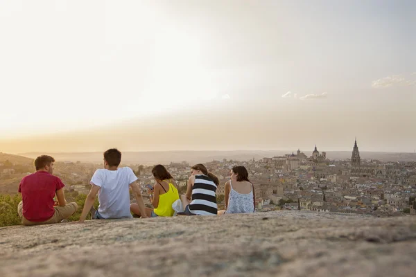 Young people sitting on the stone enjoying peaceful magic moment — Stock Photo, Image