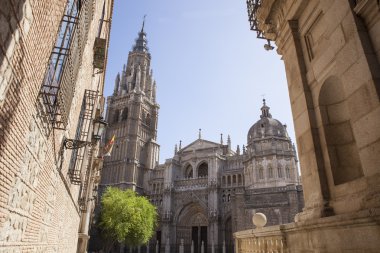Toledo, İspanya dar sokaklar arasında yükselen katedral