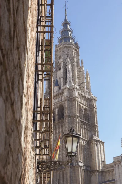 Torre catedral entre las estrechas calles de la ciudad medieval de T —  Fotos de Stock