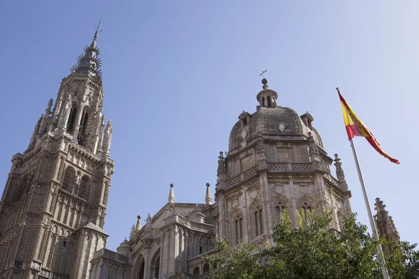 Catedral de Toledo con bandera de España —  Fotos de Stock