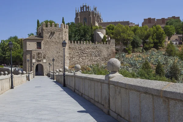 Puente medieval San Martín en Toledo, España —  Fotos de Stock