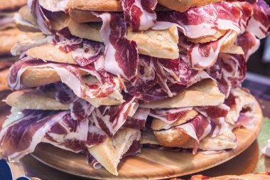 İspanyol bocadillos yığını 