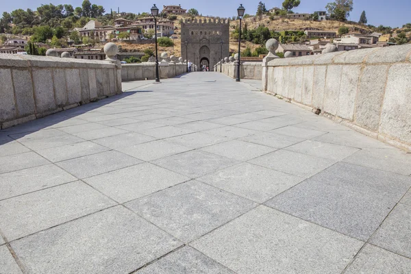 Puente medieval de San Martín que cruza el río Tajo en Toled — Foto de Stock