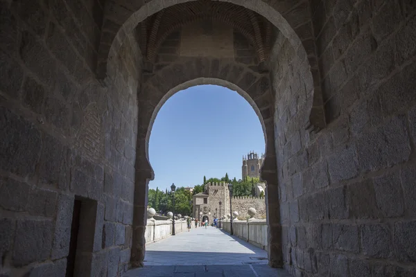 Saint Martin bridge arch wich över floden Tajo i Toledo, S — Stockfoto