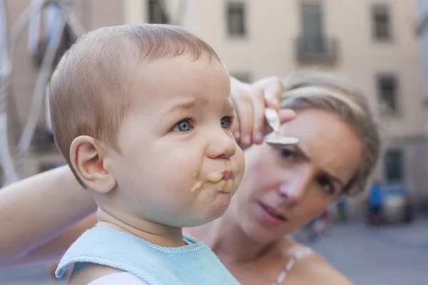 Matka stara się karmić jej synka — Zdjęcie stockowe