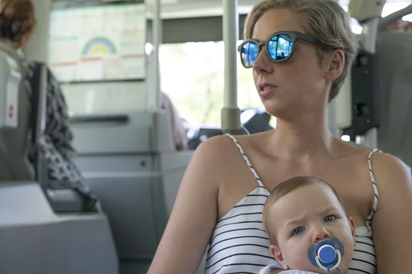 Madre con el niño en el autobús — Foto de Stock