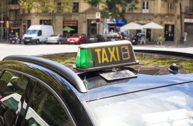 Barcelona City sokakta tarafından ücretsiz taksi araba gider