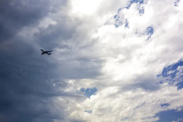 Jet närmar sig mot en stormig himmel — Stockfoto