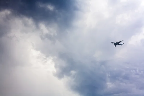 Düsenjet im Anflug auf stürmischen Himmel — Stockfoto