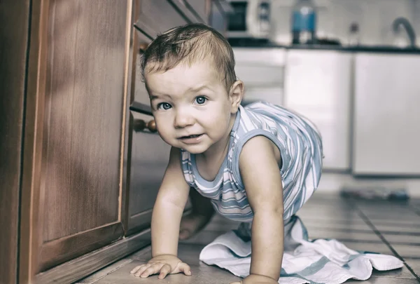 快乐宝贝男孩爬在厨房里 — 图库照片