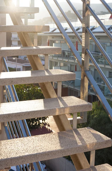 Escaleras al aire libre con apartamentos de vacaciones edificio en segundo plano —  Fotos de Stock