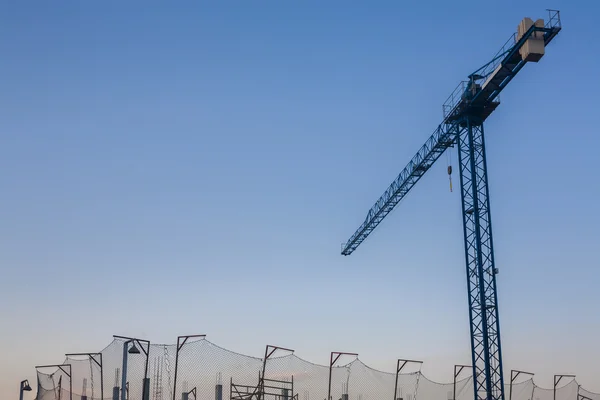 Site de construction avec grue et filet de sécurité — Photo