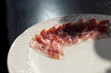 İber tedavi jambon plaka üzerinde yarı dekore edilmiş aranjman