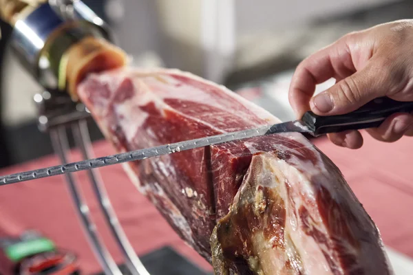 Master slicer cutting iberian cured ham — Stock Photo, Image