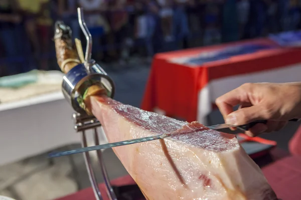 Master slicer skär Iberiska lufttorkad skinka — Stockfoto