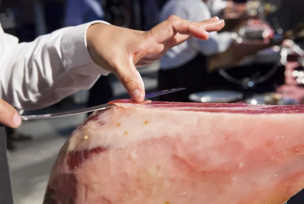 Master slicer holds the slice of iberian cured ham — Stock Photo, Image