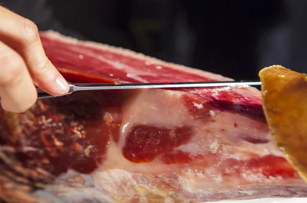 Master slicer skär Iberiska lufttorkad skinka — Stockfoto