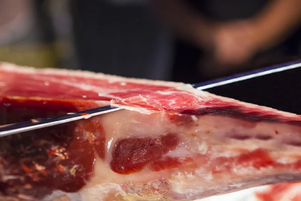 Master slicer cutting iberian cured ham — Stock Photo, Image