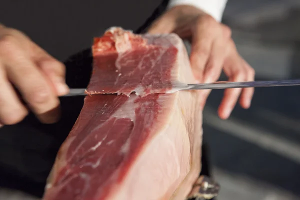 Master slicer cutting iberian cured ham — Stock Photo, Image