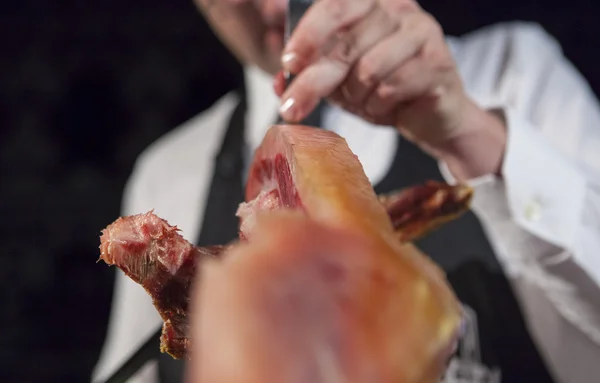 Master slicer skär Iberiska lufttorkad skinka — Stockfoto