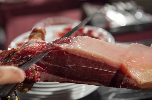 Master slicer cutting iberian cured ham — Stock Photo, Image