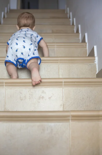 Niño arrastrándose por las escaleras — Foto de Stock
