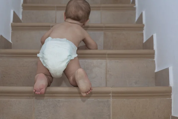 계단을 크롤 링 하는 아기 — 스톡 사진