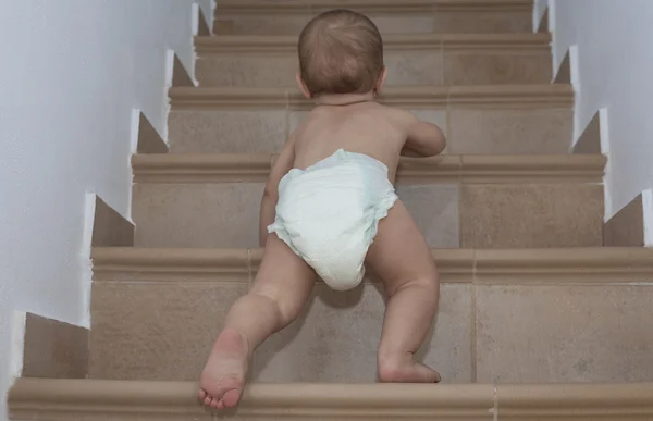 Pojke som kryper upp för trapporna — Stockfoto