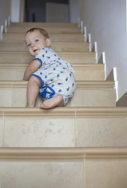 Niño arrastrándose por las escaleras — Foto de Stock