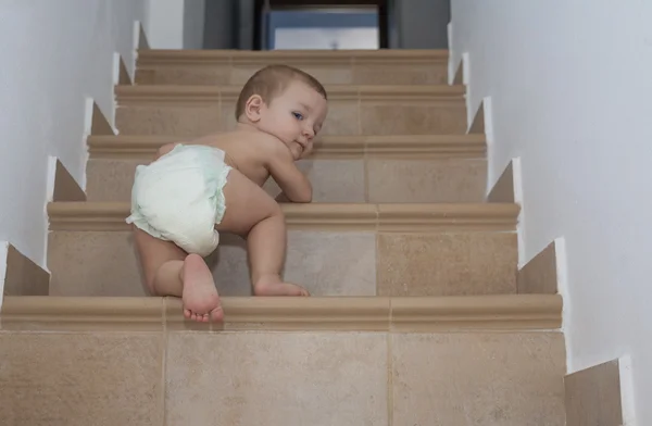 Pojke som kryper upp för trapporna — Stockfoto