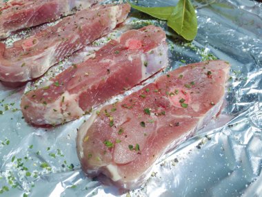 Tuz, maydanoz ve defne ham Türkiye pirzola