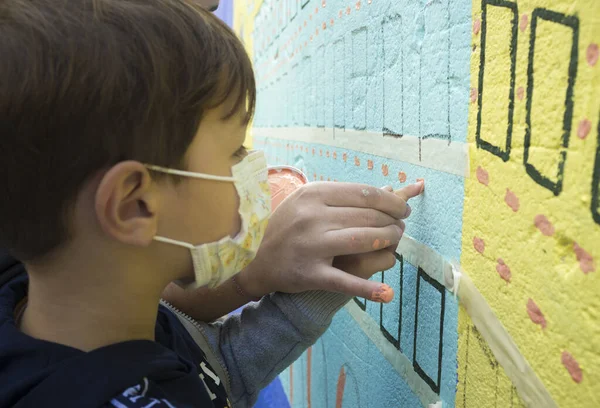 Artiste Aide Enfant Garçon Peindre Sur Mur Avec Son Propre — Photo