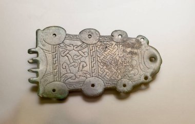 Alcala de Henares, İspanya - 10 Ekim 2020: Kemer tokası bitki motifleriyle dekore edildi. Madrid Bölge Arkeoloji Müzesi 'nde Vizigotik bronz giysiler