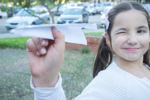 Mała Dziewczynka Bawi Się Papierowym Samolotem Miejskim Parku Skupienie Selektywne — Zdjęcie stockowe