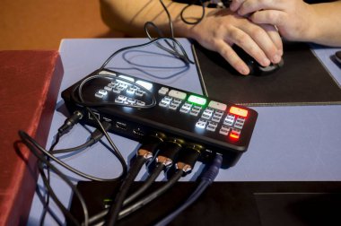 Operatör canlı multicamera akış anahtarıyla çalışıyor. Teknoloji canlı yayın ve yayın kavramı