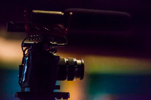Камера Снимает Потоковое Видео Прямом Эфире Тёмном Красочном Фоне Мягкий — стоковое фото