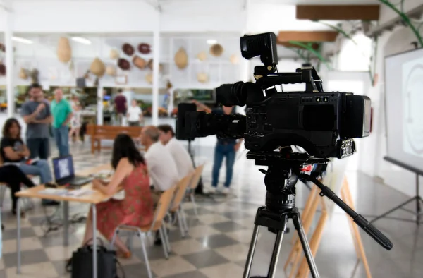 Câmera Vídeo Filmando Sala Conferências Reunião Seminário Foco Seletivo — Fotografia de Stock