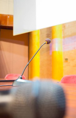 Masa konferansı mikrofonu. Odaklanamayan mikrofon ön planda.