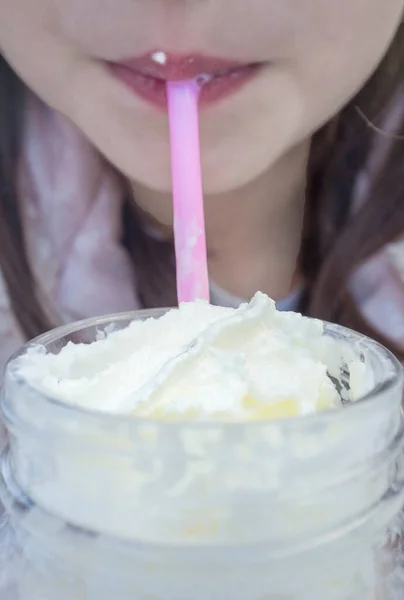 Niña Bebiendo Batido Través Una Pajita Rosa Enfoque Selectivo — Foto de Stock