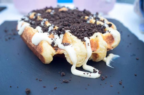 Squared Waffle Bedeckt Mit Weißer Schokolade Topping Und Kekse Gepudert — Stockfoto