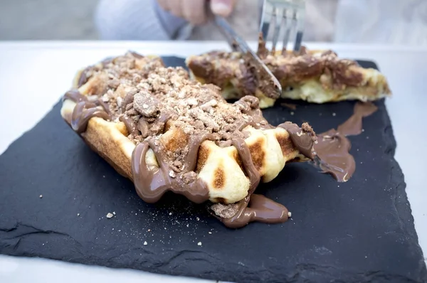 Meisje Snijdt Wafels Bedekt Met Pure Chocolade Topping Granen Gepoederd — Stockfoto